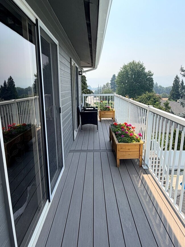 Building Photo - Executive 5 bed/4 bath home, POOL with pool service, decks with VIEWS, two kitchen/living room ar...