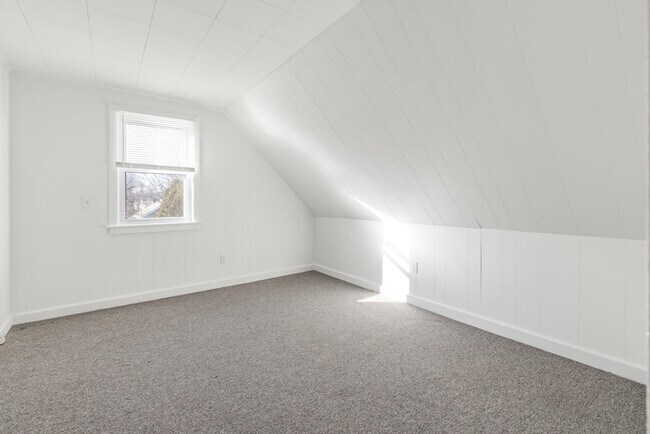 Building Photo - 33 Pearl St