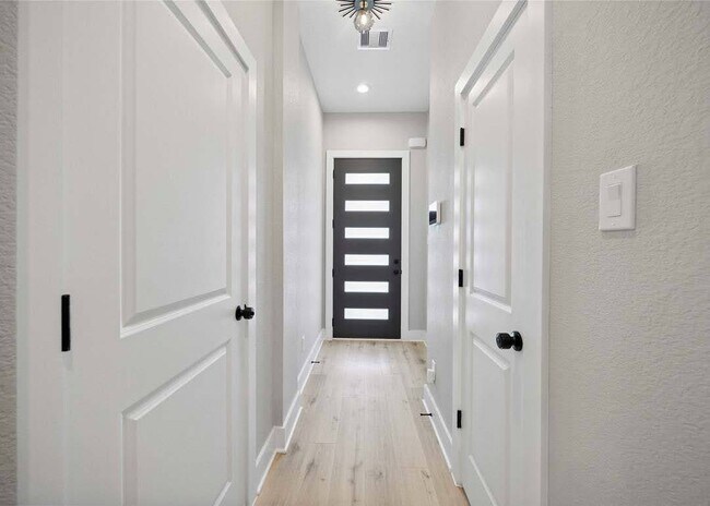 Building Photo - 217 Pheasant St