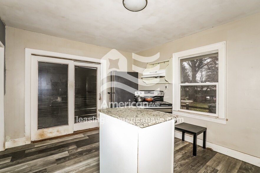 Building Photo - 529 E Victoria St