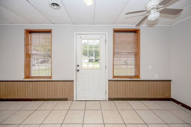Building Photo - Cute Rental Home