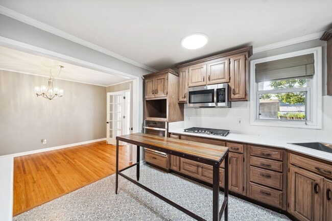 Building Photo - Adorable Home in the Heart of Midtown!