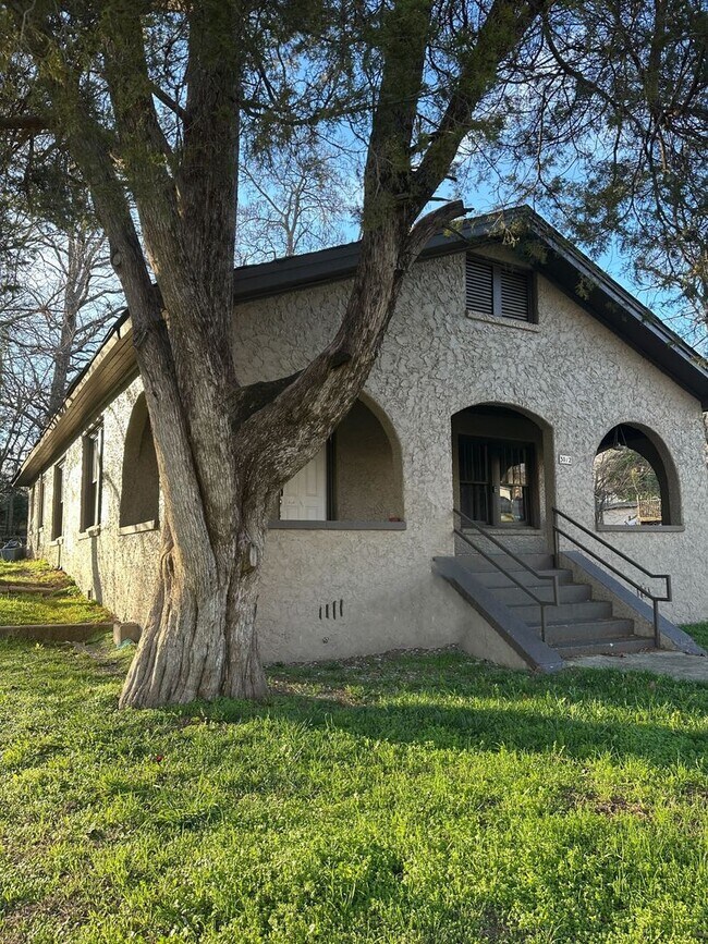 Building Photo - Charming 2-Bedroom Brick Home with Classic Features