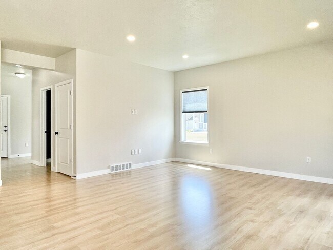 Building Photo - Modern Herriman Home at Big Bend Park!