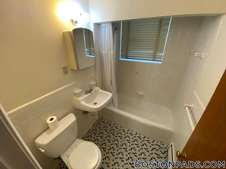 Building Photo - 12 Brattle Dr