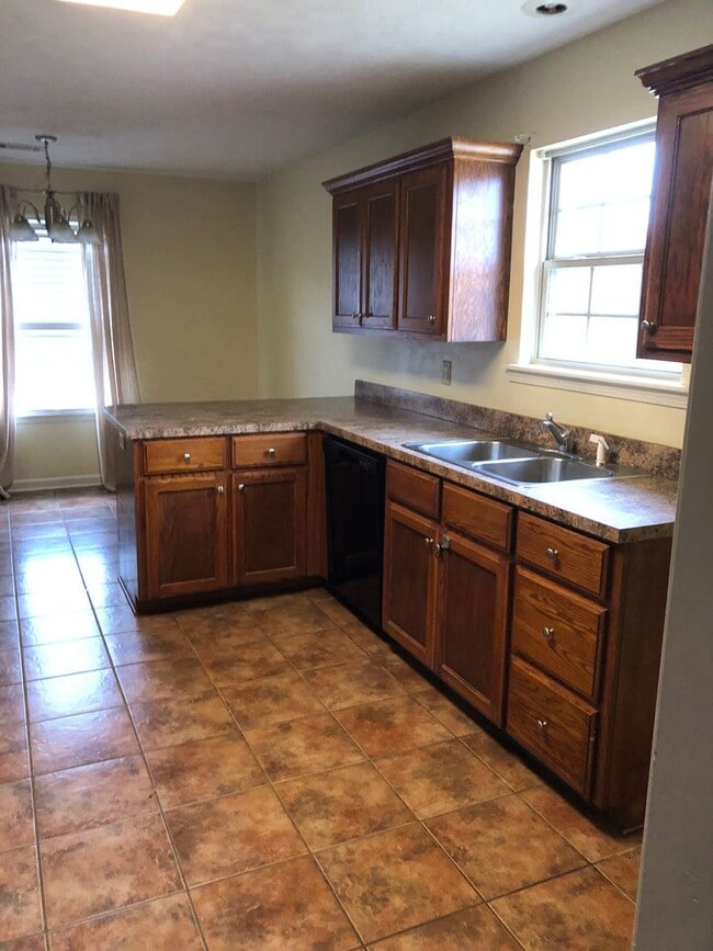 Building Photo - Beautiful 3 Bedroom Home in a Quiet Searcy Neighborhood!