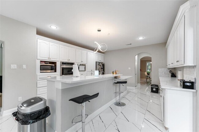 Building Photo - 3819 Emerald Lake Dr