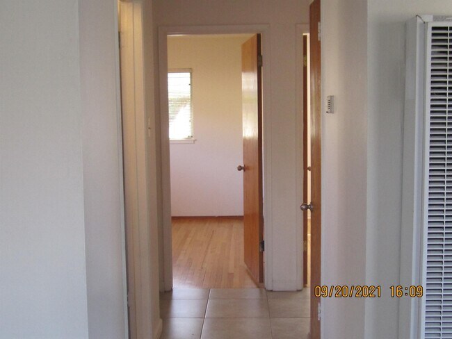 Building Photo - 408 Flora Vista Ave