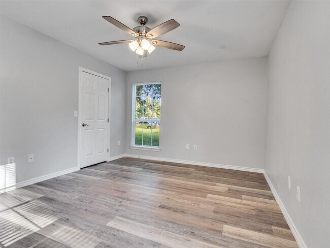 Building Photo - 326 S Bell Dr