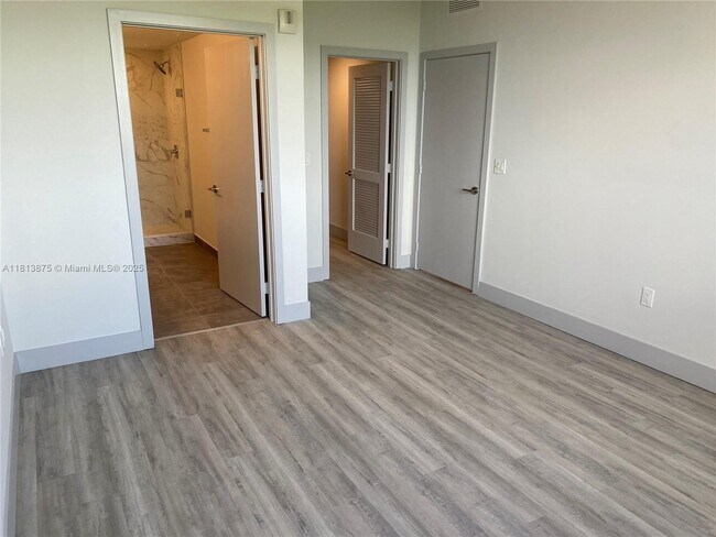 Building Photo - 9000 Ramblewood Dr