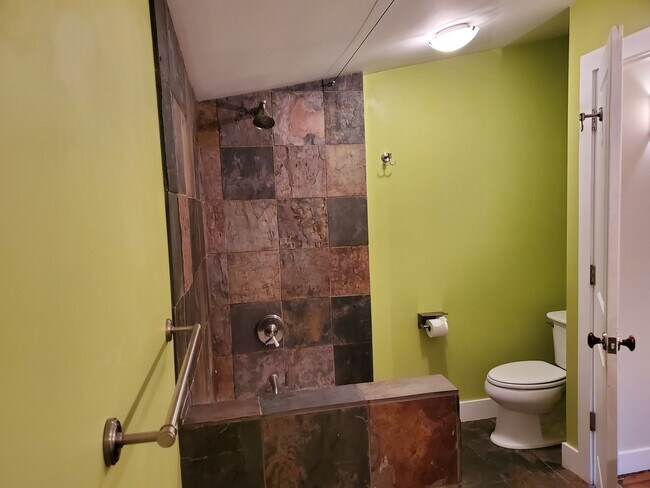 Building Photo - Adorable 2 bedroom with a bonus room!