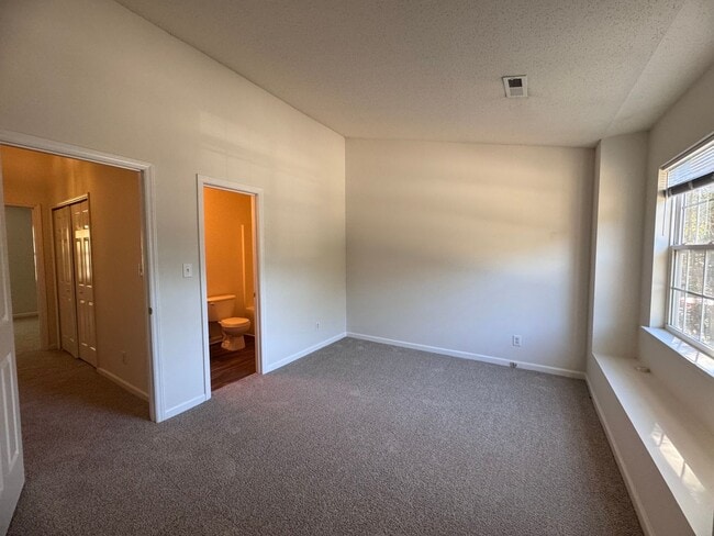 Building Photo - Wonderful 2BR 2.5BA Townhome with All Appl...
