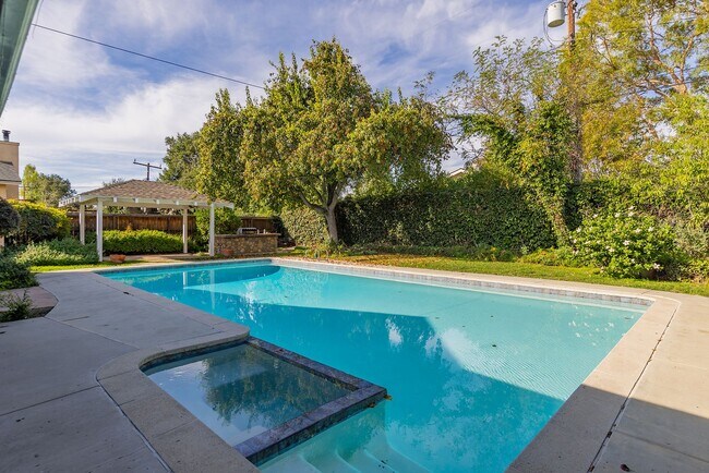 Building Photo - Ojai Terrace Pool Home