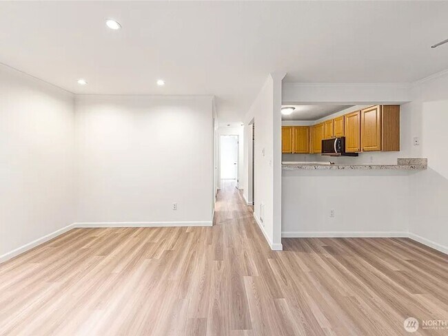 Building Photo - Modern First-Floor 1BR Condo | Near Totem Lake, Juanita Beach & Major Tech Employers
