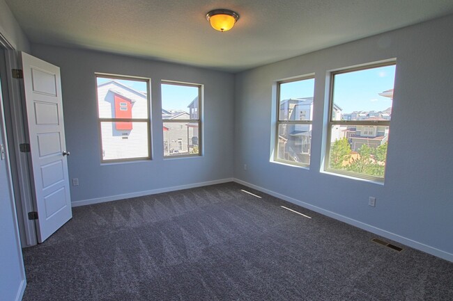 Building Photo - 5 bed 3.5 bath home in the Meadows