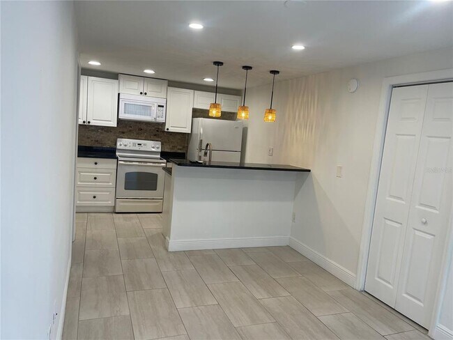 Building Photo - 614 N Hyer Ave