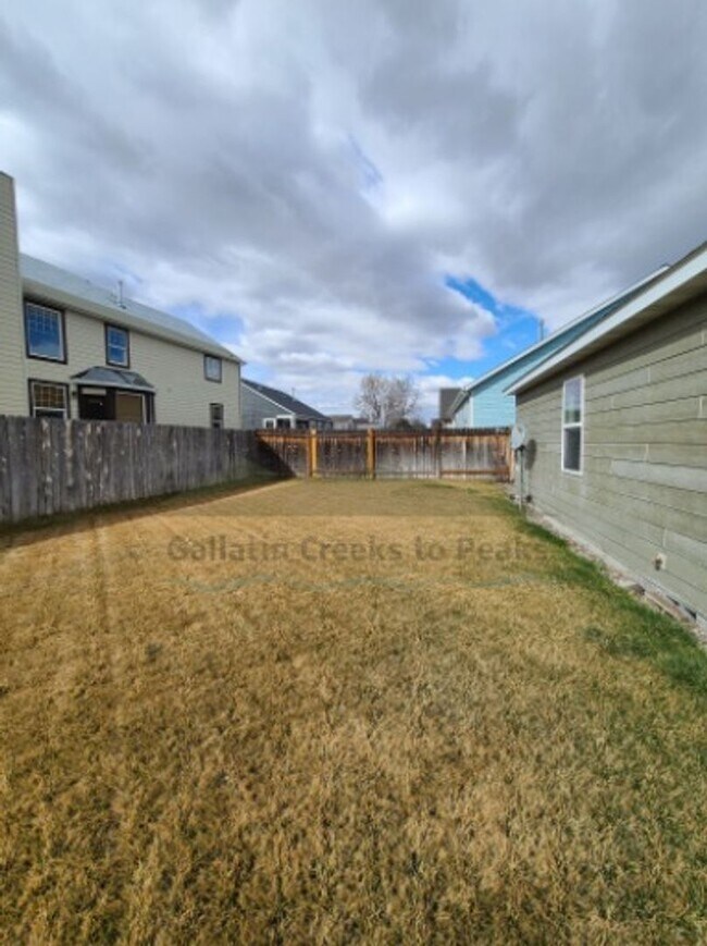 Building Photo - 3 Bedroom 2 Bathroom Home