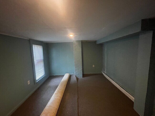 Building Photo - Available NOW! 1st Floor  2 Bed 1 Bath Apa...