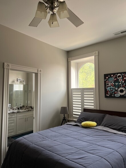 Primary room - 2723 Allen Ave