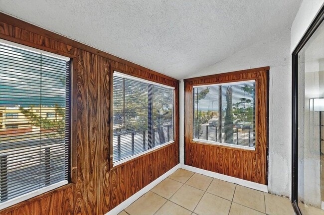 Building Photo - 939 Country Club Dr SE