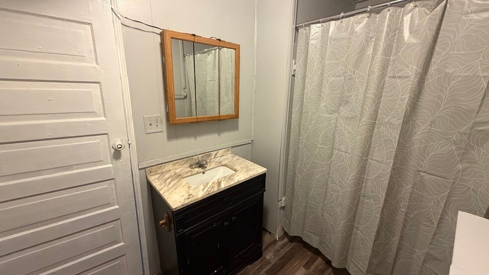 1st Full Bathroom - 1108 Wyllie Ave