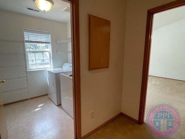 Building Photo - Sunnyside Townhome Close to Restaurants  &...