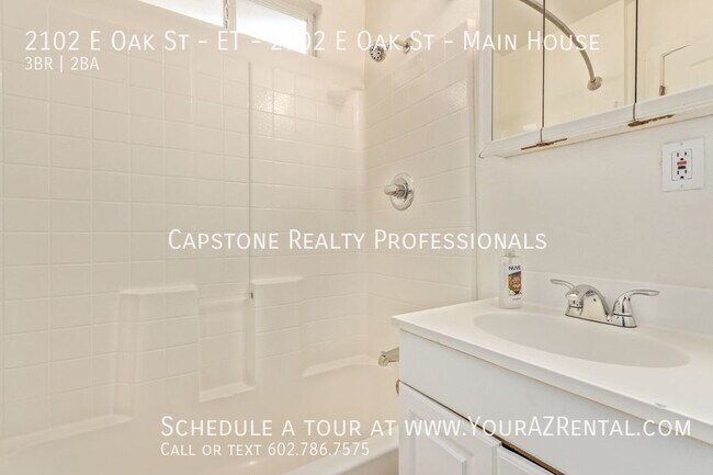 Building Photo - 2102 E Oak St