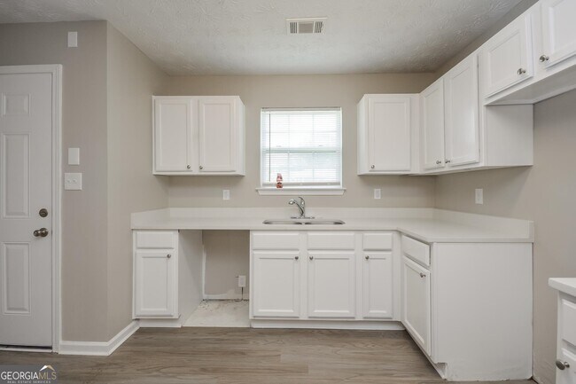 Building Photo - 541 Dove Way