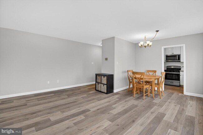 Building Photo - 10423 Montrose Ave