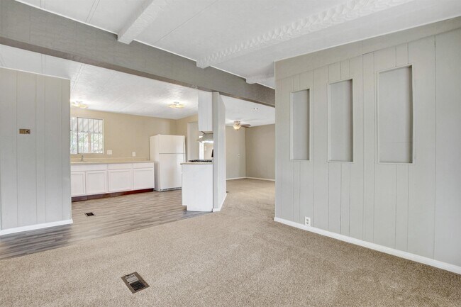 Building Photo - 136 Sir Thomas Dr