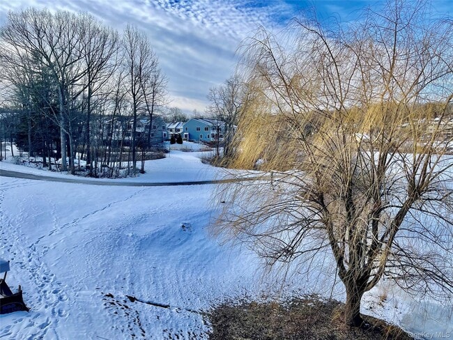 Building Photo - 903 Oakridge Cmns