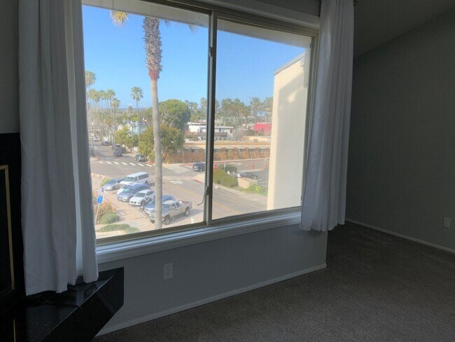 Building Photo - Huge White water condo at Fletcher Cove Solana Beach