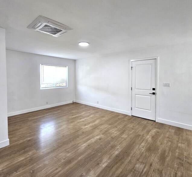 Building Photo - 961 W 21st St