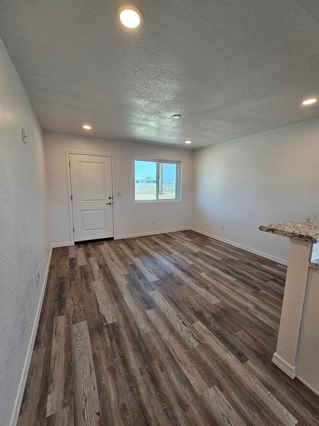 Building Photo - Completely Updated 1 bed 1 bath with yard