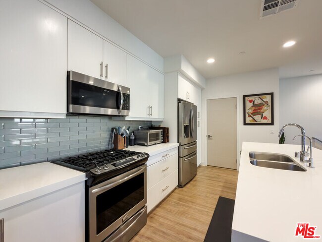 Building Photo - 2111 N Cahuenga Blvd