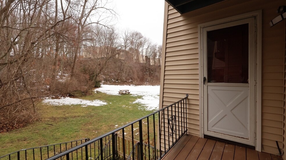 Building Photo - 422 Fox Run Ln