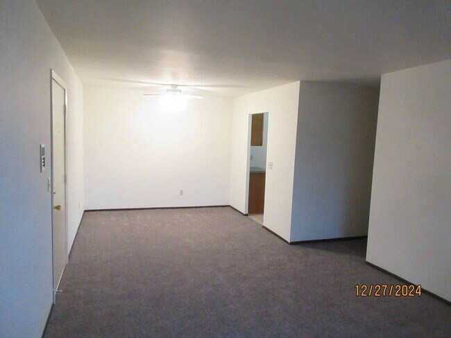 Building Photo - Available May 2026 Germantown -Two Bedroom lower includes off street parking