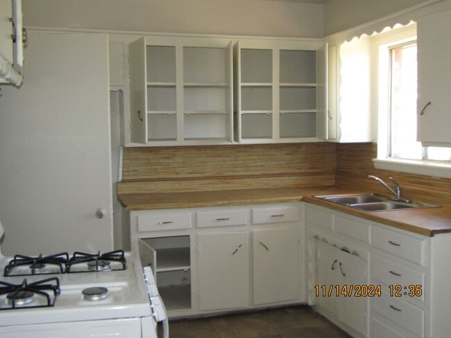 Building Photo - Very nice home on the Lawton's West Side!