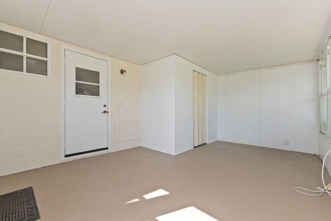 Building Photo - 1465 SE Westmoreland Blvd