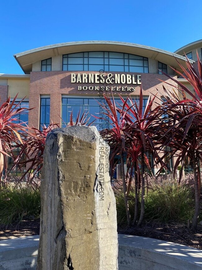 Building Photo - Perectly Located, **PET FRIENDLY** Spacious, 2bed/ 2bath, Emeryville Condo For Rent