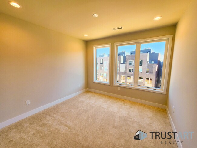 Building Photo - 3 bed/2bath condo house in Fishtown