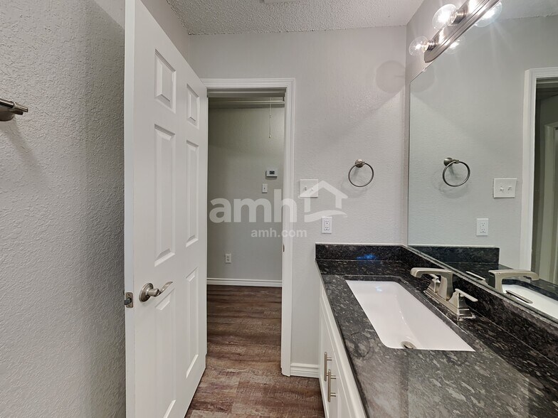 Building Photo - 11907 Santa Fe Trl