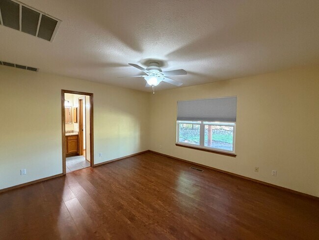 Building Photo - 9600 Allande Rd NE