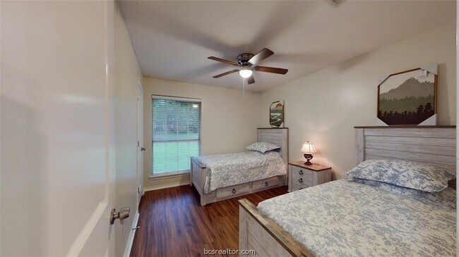 Building Photo - 810 Camellia Ct