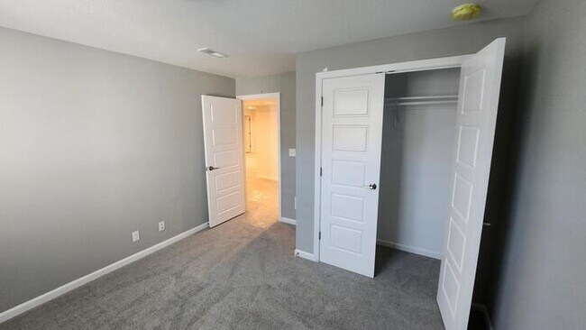 Building Photo - 4 bed 3 bath 2 car garage all maintenance ...