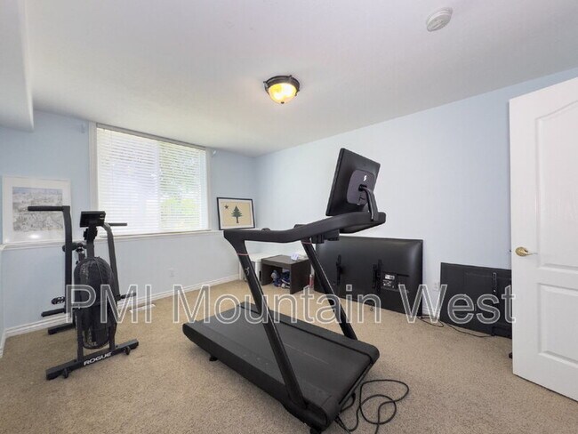Building Photo - 49 E Fairway Dr