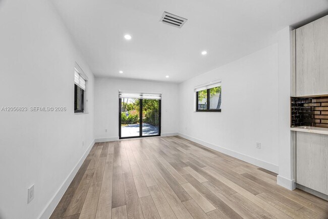 Building Photo - 3052 SW 26th St