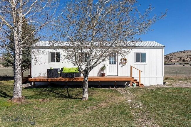 Building Photo - Incredible 5Bed, 2.5Bath home on 4 Acres with an ADU in Manhattan School District. Livestock allo...