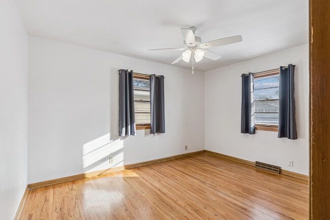 Building Photo - 3032 W 9th St