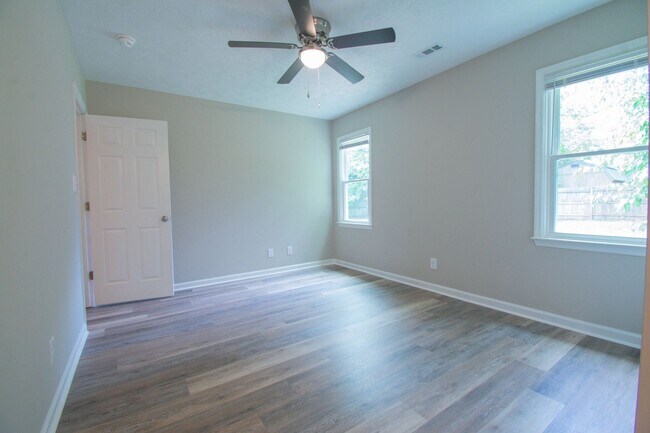 Building Photo - Fully Remodeled 3 Bedroom 2 Bathroom Home!